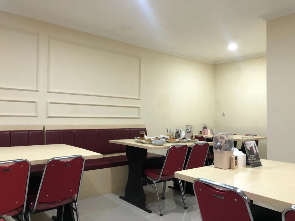 Suasana Restoran Padang Trio Bandung