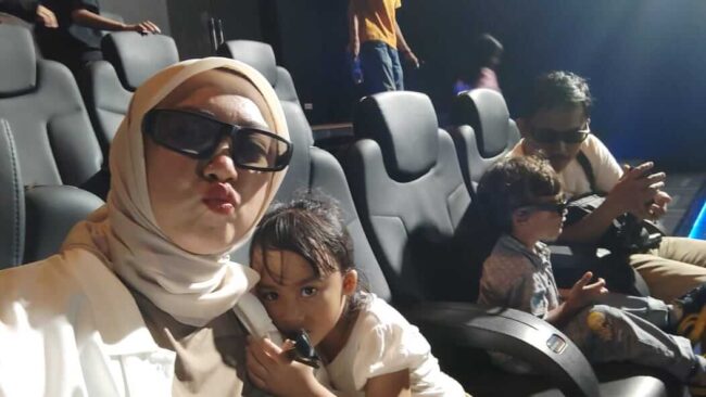 Pertama kalinya anak-anak nonton 3D