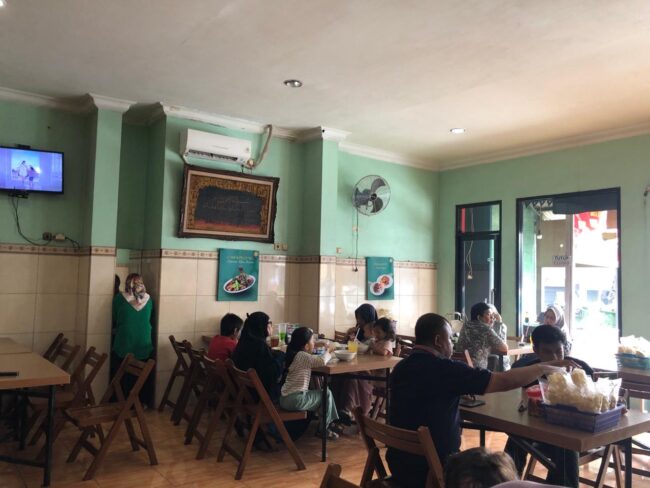 Suasana restoran Soto Betawi Bang Udin