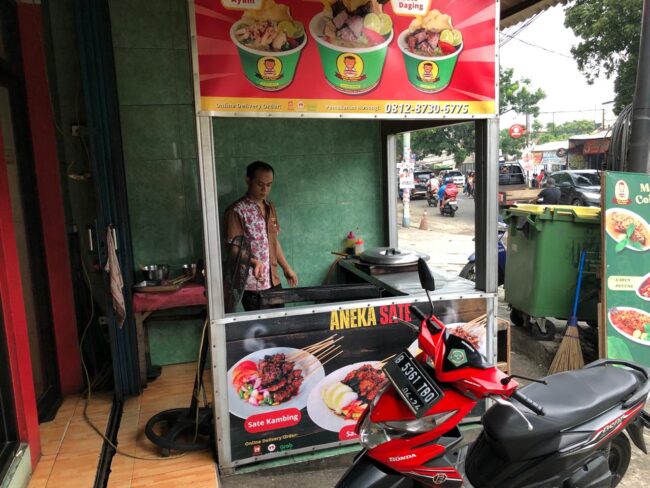 Ada menu sate juga di Soto Betawi Bang Udin