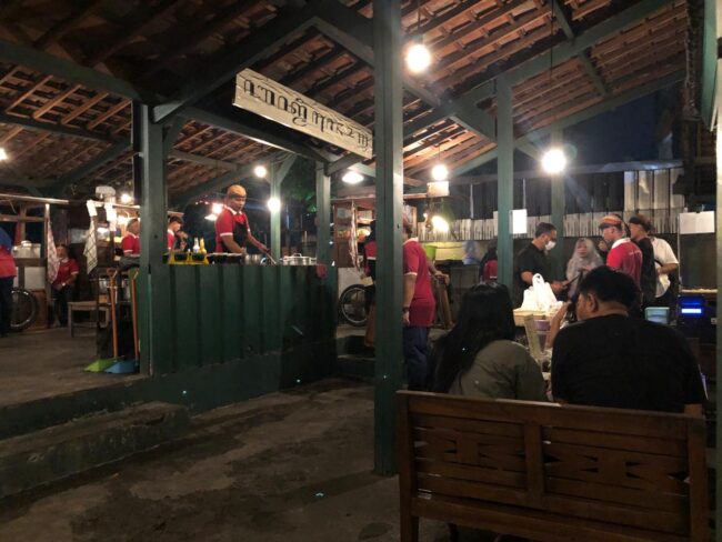 Suasana Bakmi Jogja Bengawan Bandung