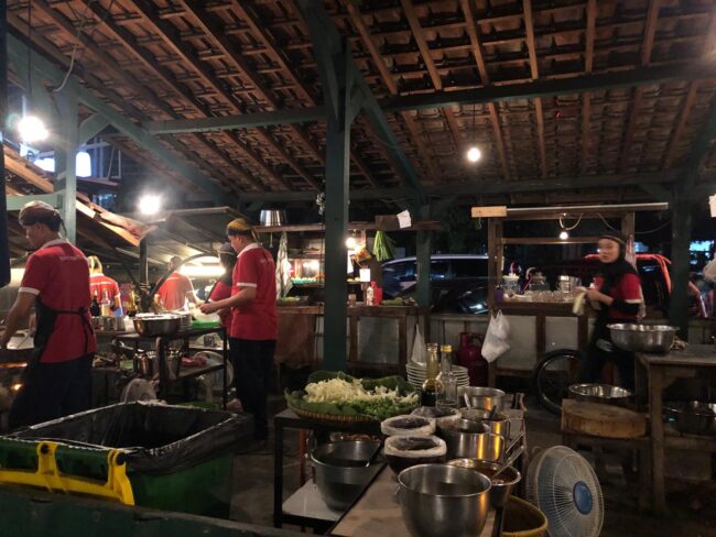 Suasana dapur di Bakmi Jogja Bengawan Bandung