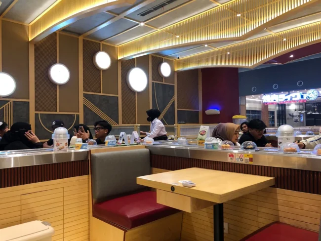 Suasana Tom Sushi Summarecon Mall Bandung