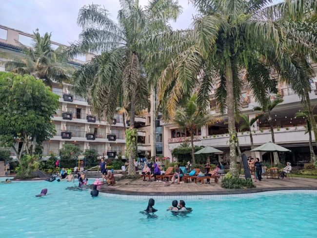 Kolam renang hotel Jayakarta