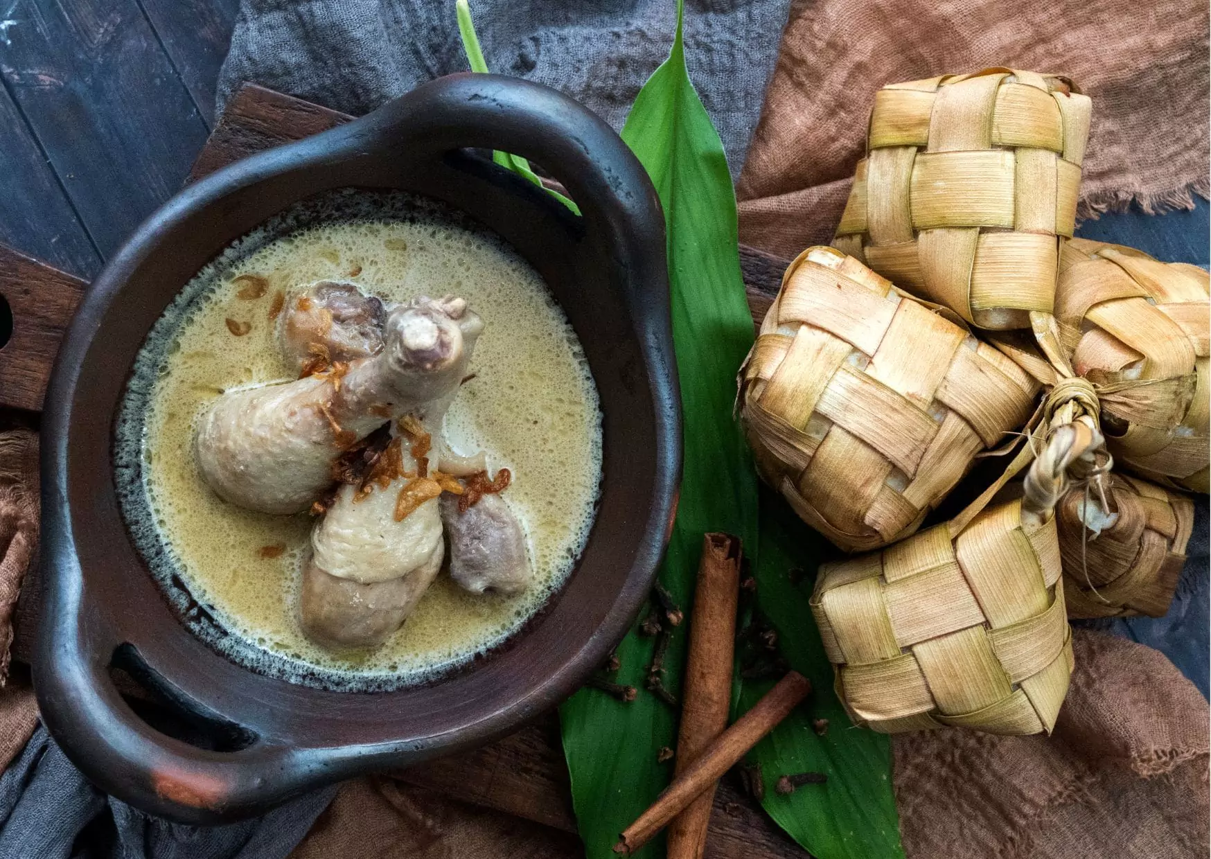 ketupat dan opor ayam