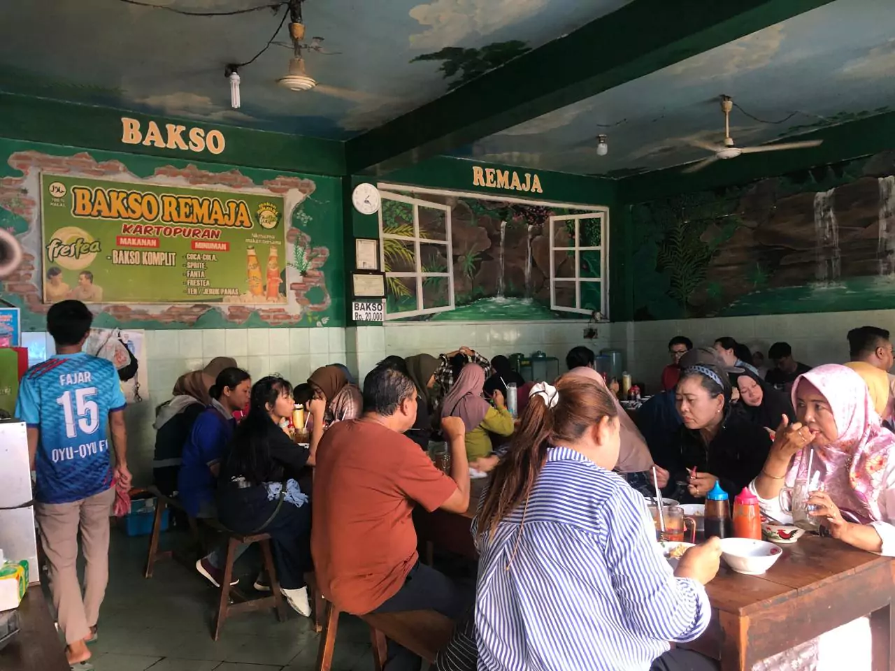 suasana bakso remaja solo