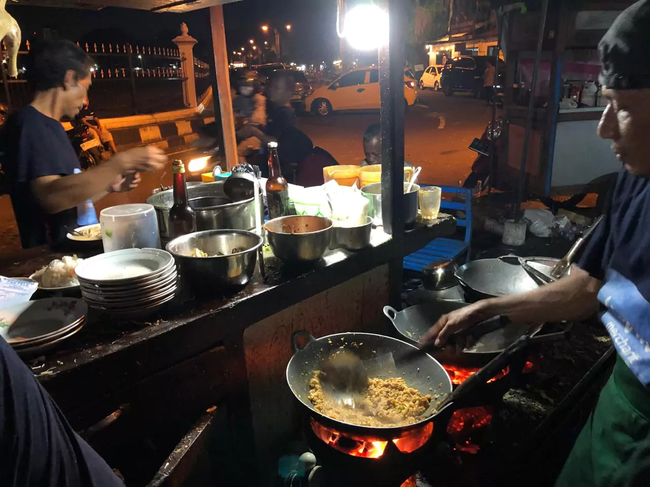 bakmi pak pele dimasak menggunakan arang