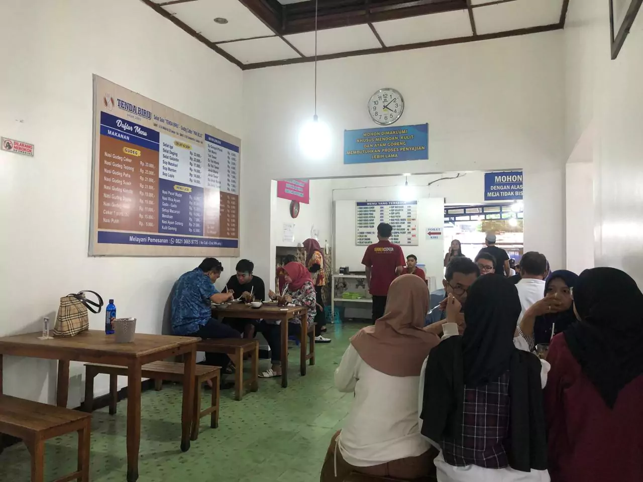 suasana tenda biru