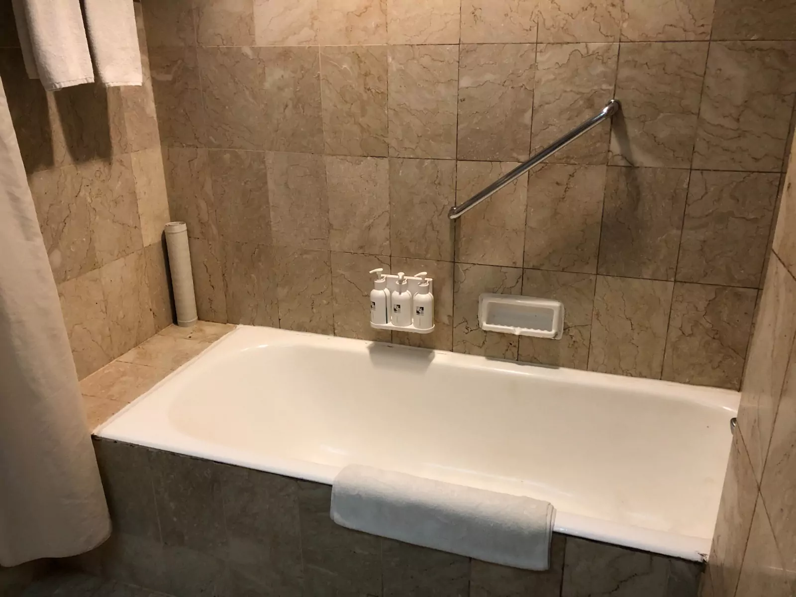 Fasilitas bathtub di kamar