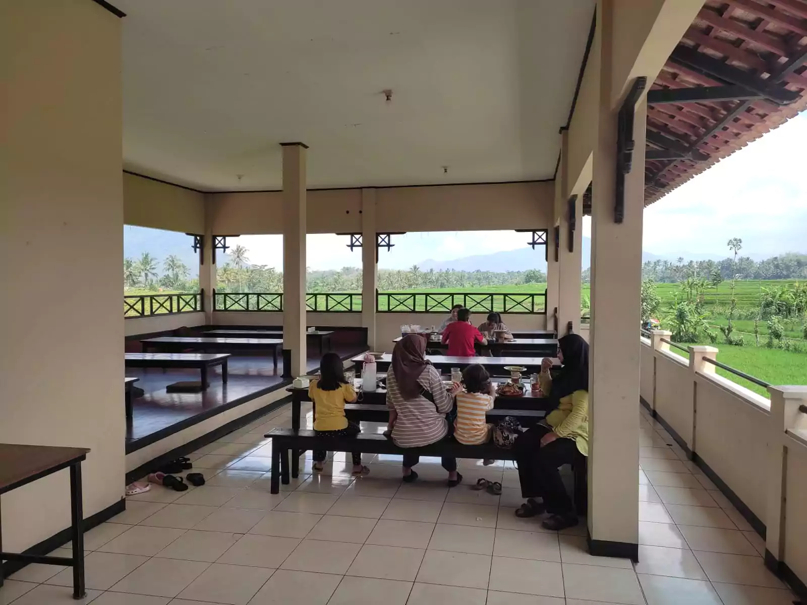 area makan outdoor di Mergosari Kadungora