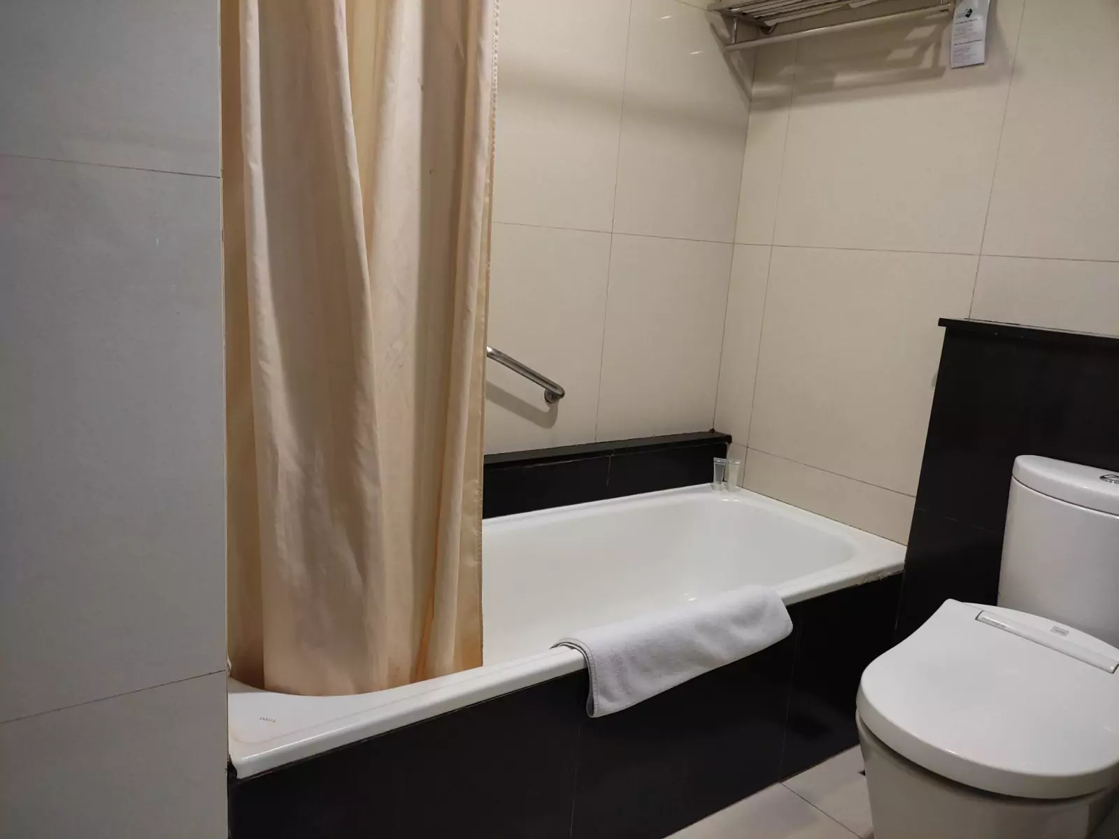 Bathtub di Kamar Deluxe Lembong