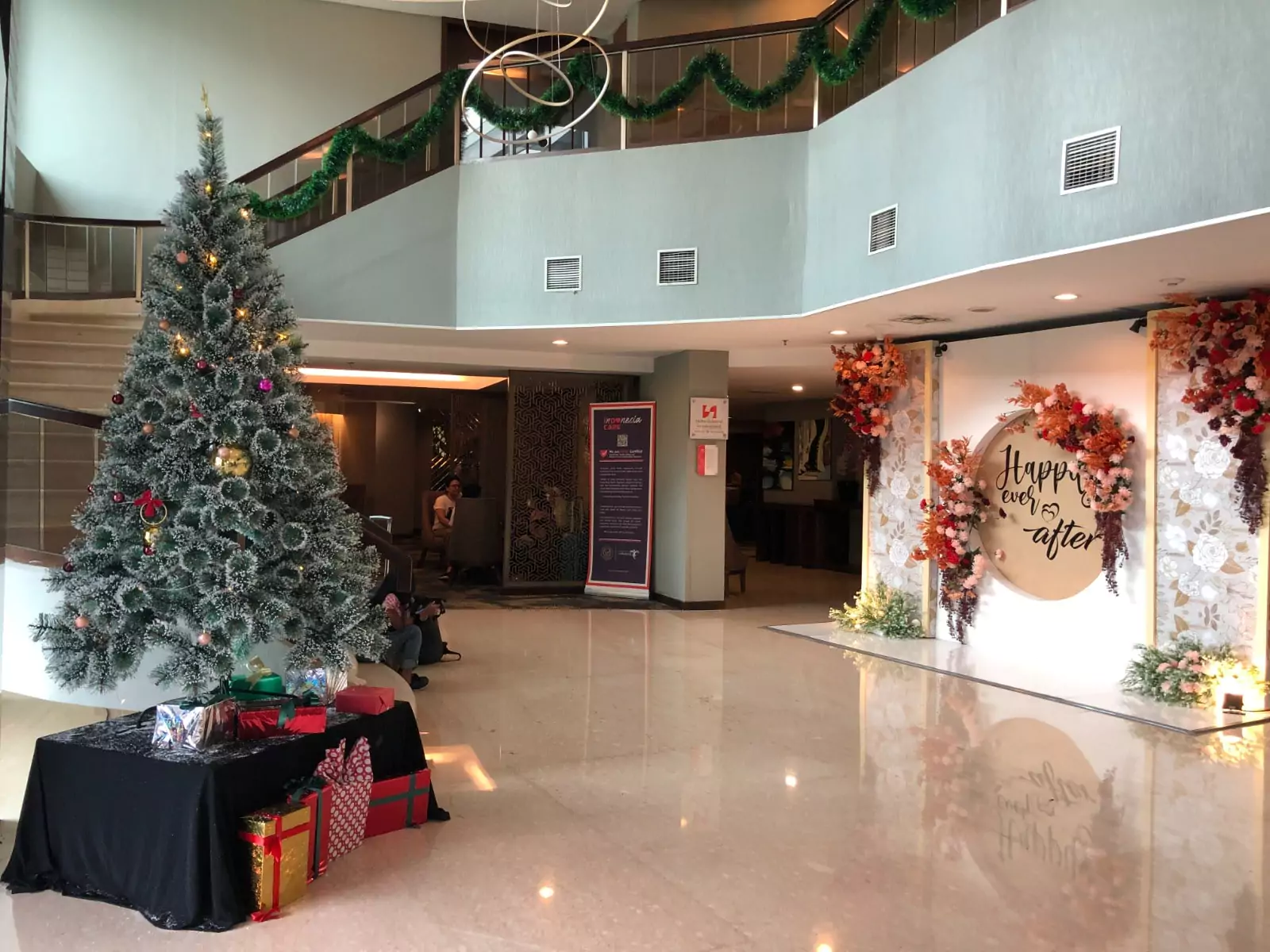 ornamen natal di lobby hotel