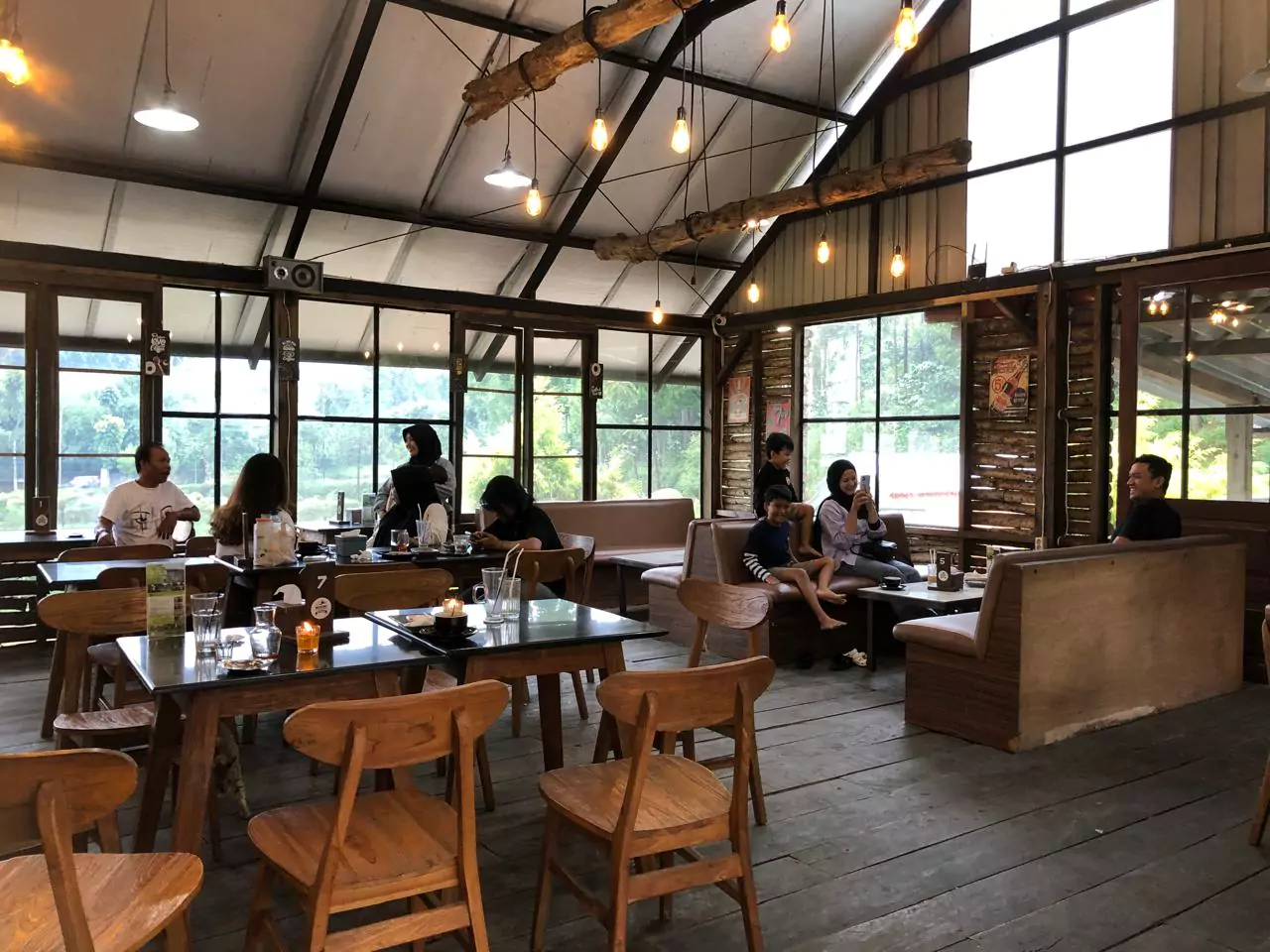 Area indoor Warung Kopi Gunung Pangalengan