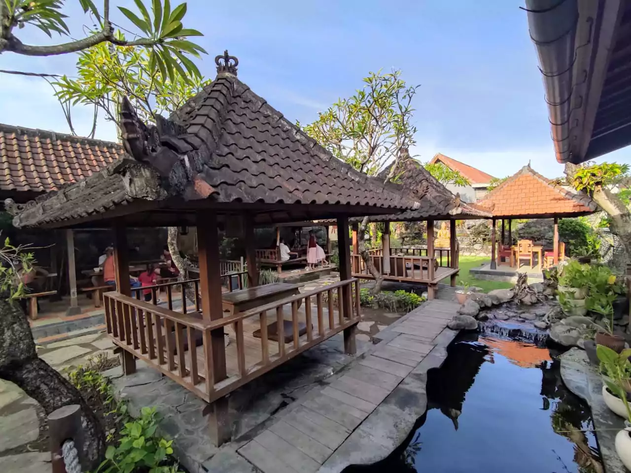 Area Outdoor Nasi Ayam Kedewatan Ibu Mangku