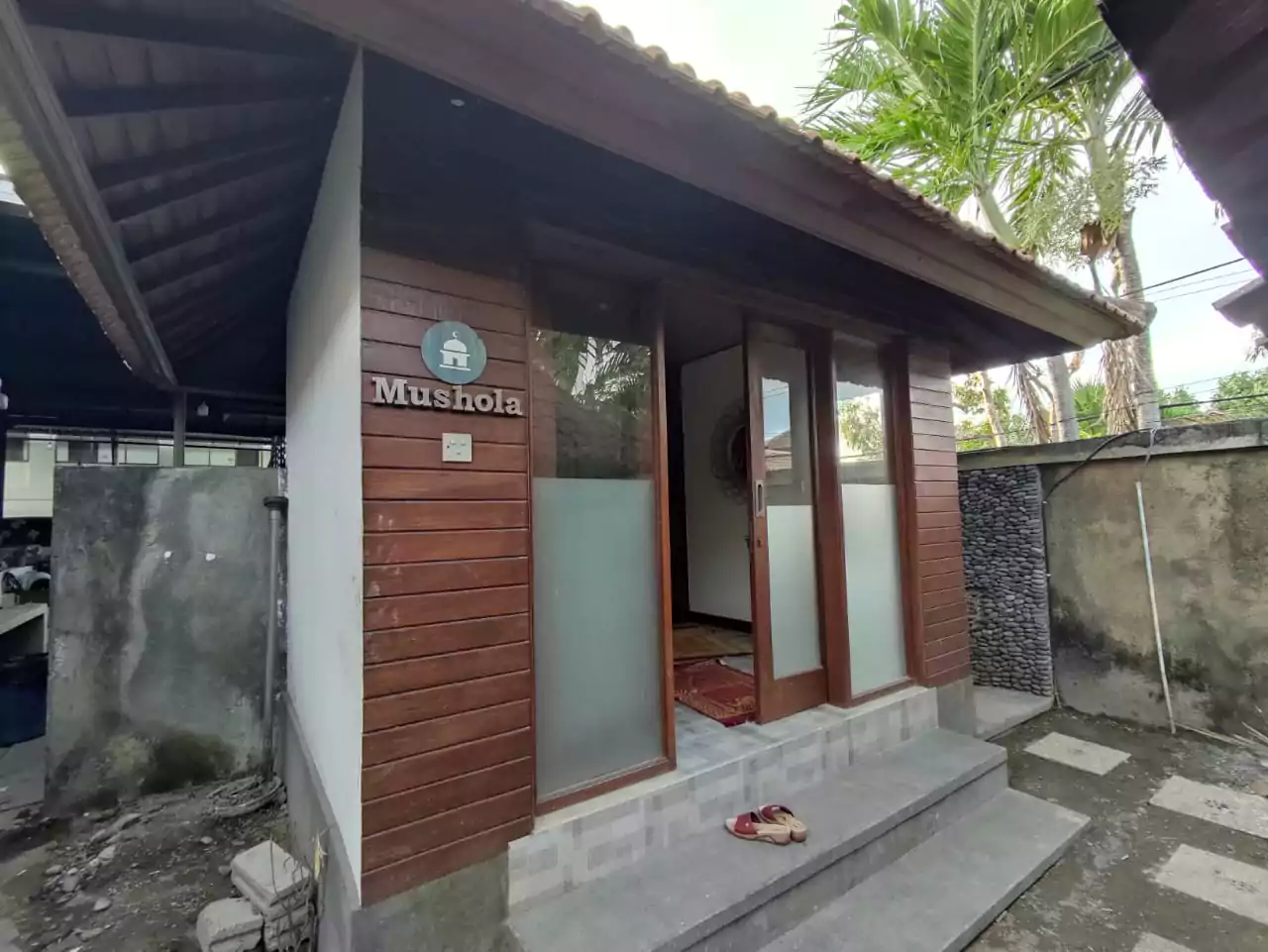 Mushola di Nasi Ayam Kedewatan Ibu Mangku Seminyak