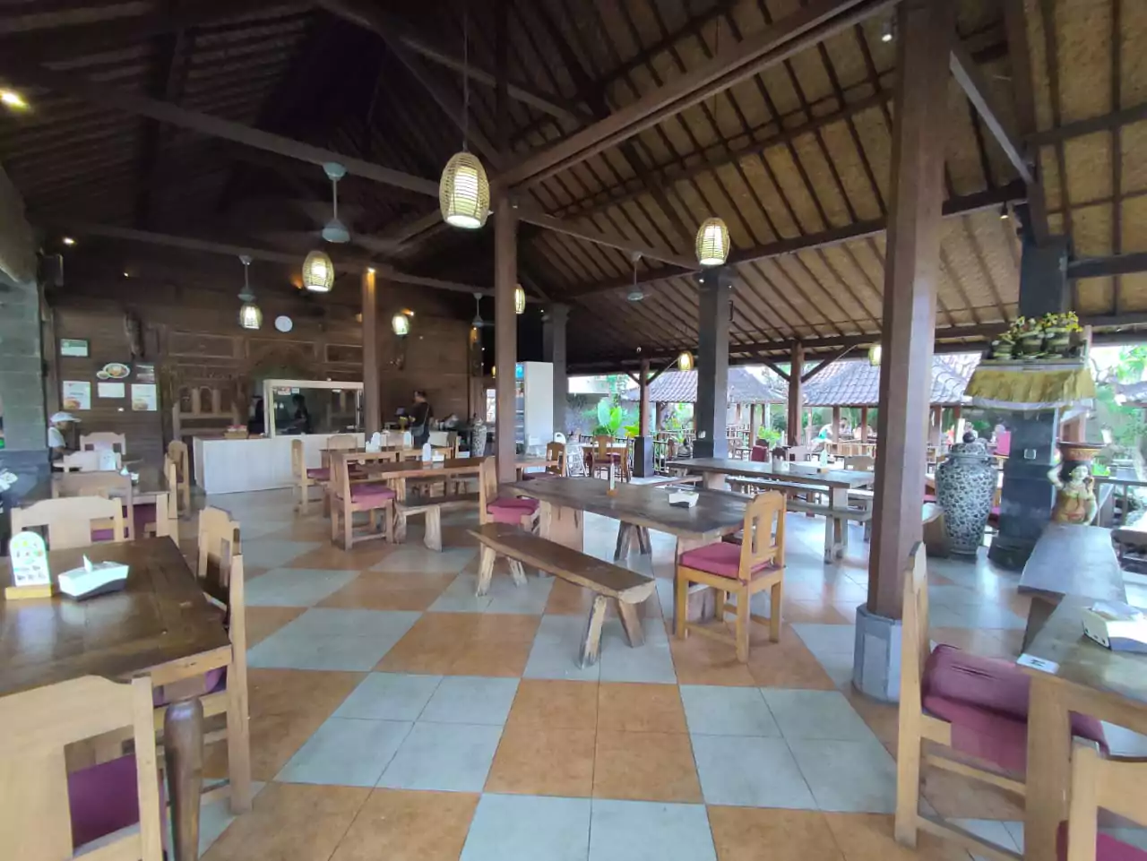 Suasana di Nasi Ayam Kedewatan Ibu Mangku Seminyak