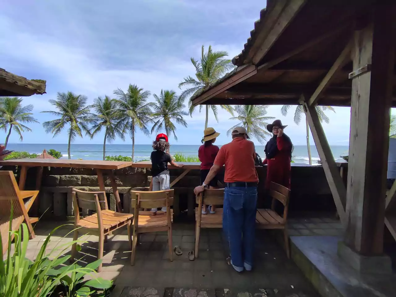 suasana warung pantai