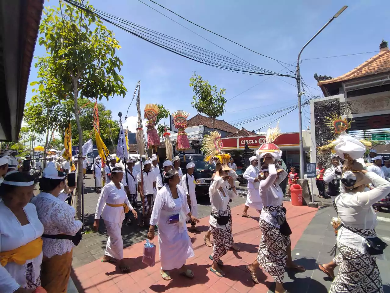 Prosesi adat di Tanah Lot