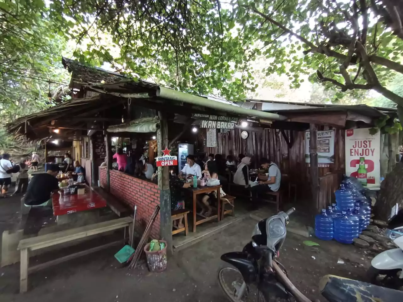 area makan warung comeng