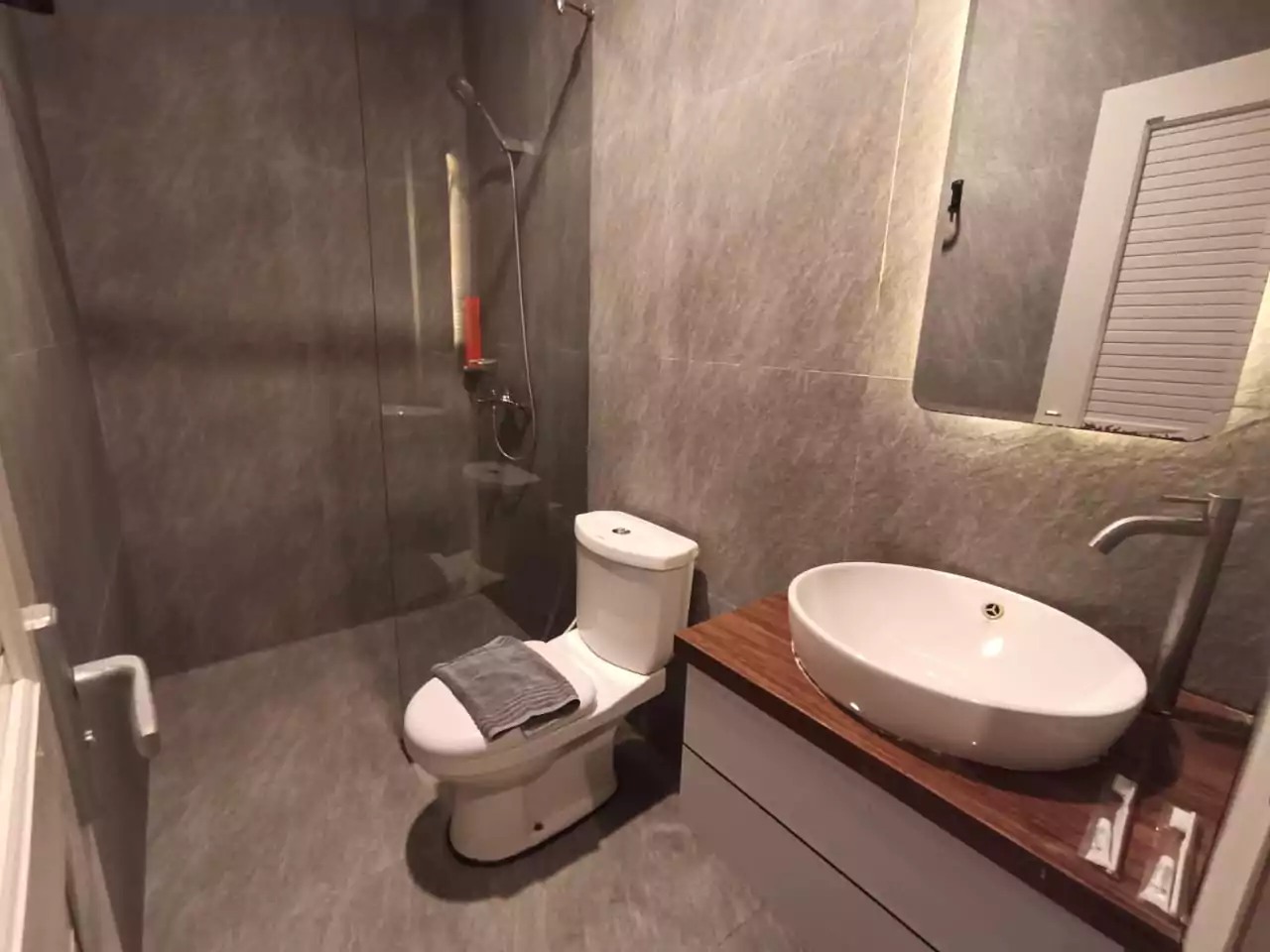 Kamar mandi di Papito Hotel
