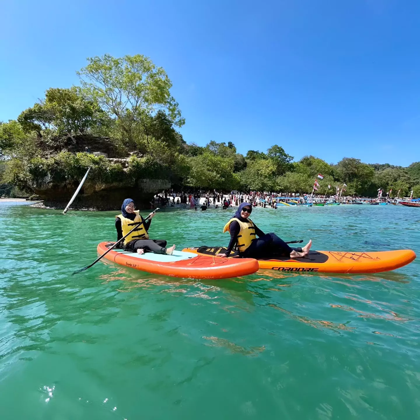 Serunya Main Paddle di Pantai Pasir Putih