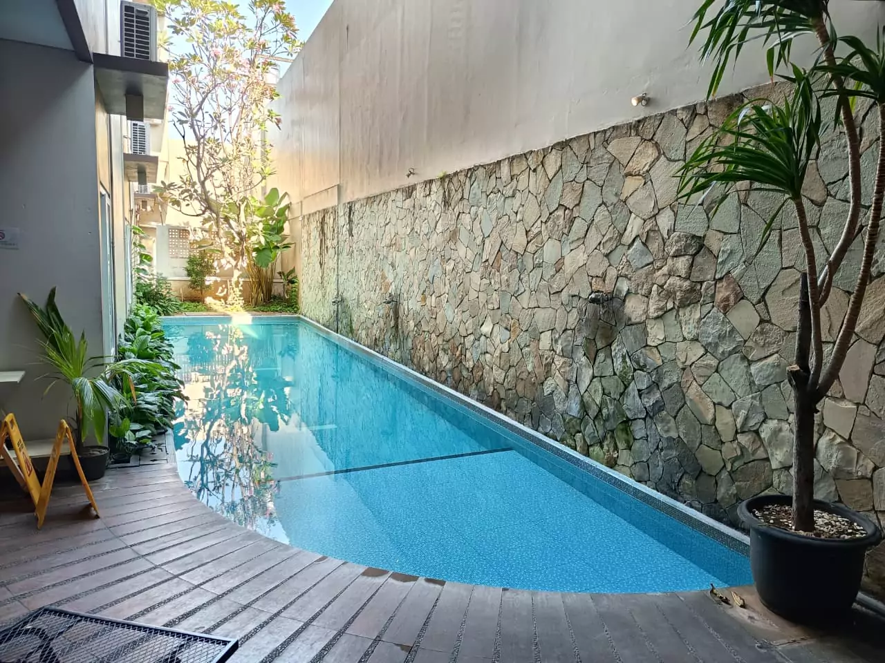 Kolam renang Hotel Andelir